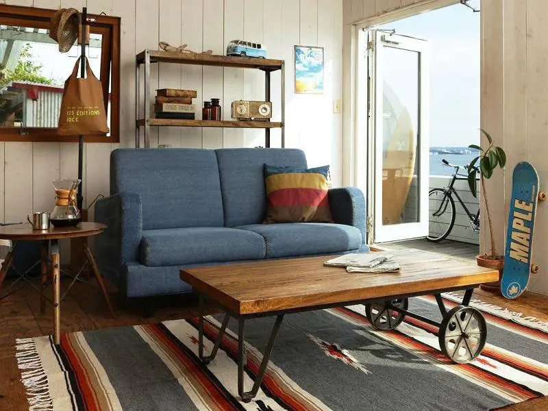 Một chiếc sofa màu sắc rực rỡ chính là điểm nhấn của căn phòng này
