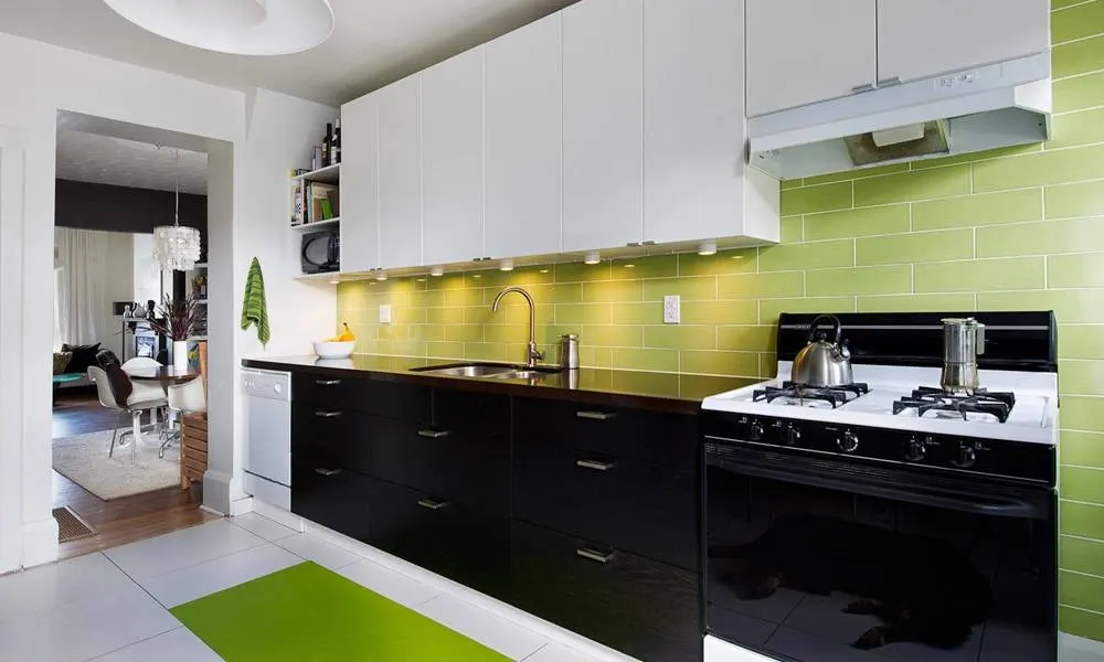 Căn bếp sang trọng với acrylic tráng gương đen huyền bí