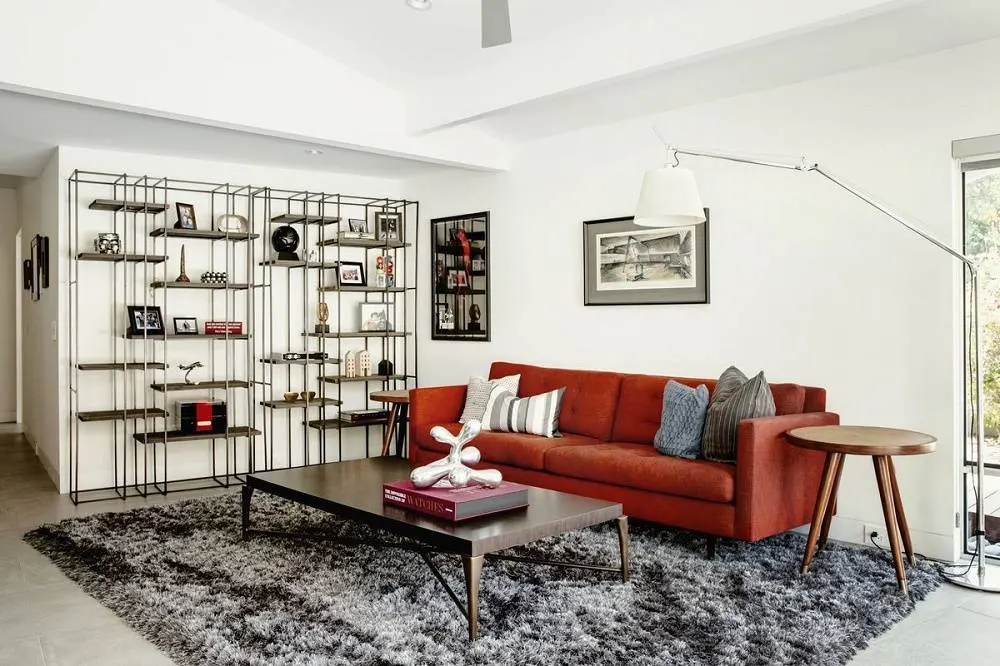 Với những loại thảm lớn, bạn hoàn toàn có thể đặt sofa đè lên trên