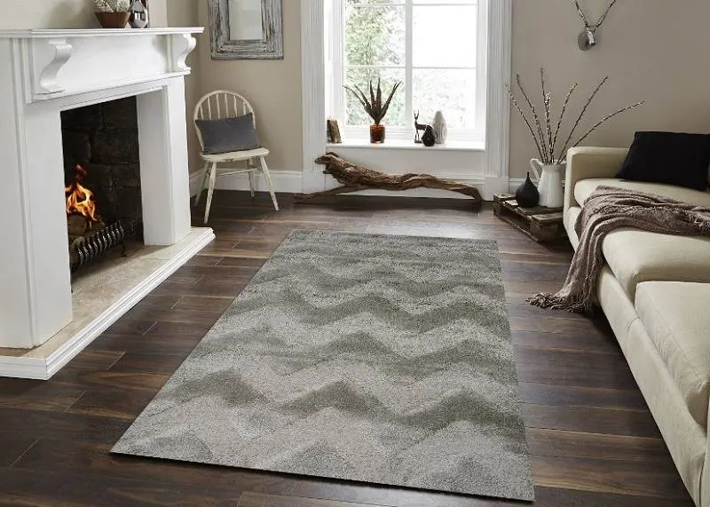 Thảm trải được đặt tại vị trí trung tâm giữa sofa và lò sưởi