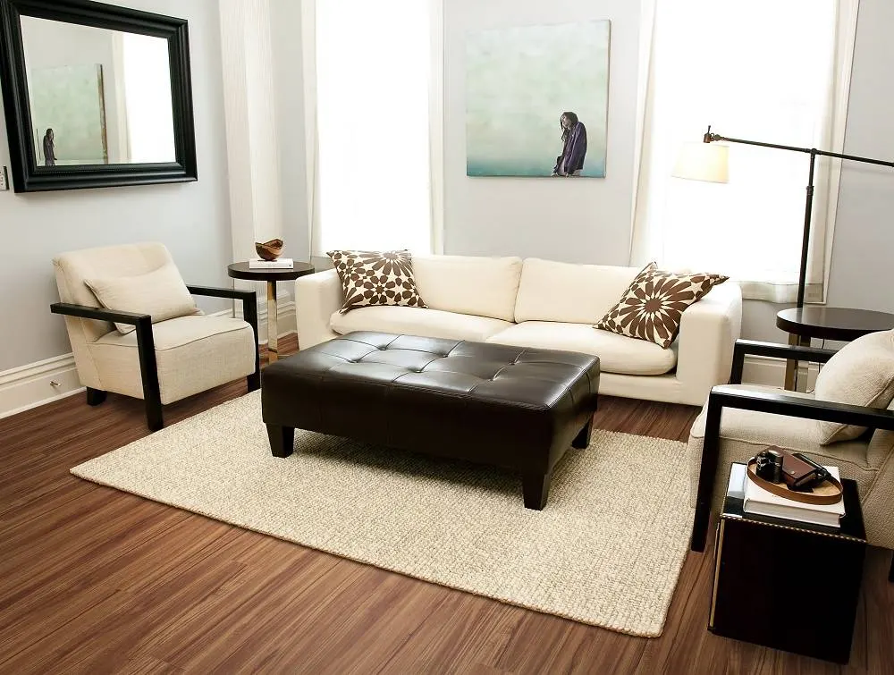 Phòng khách đồng điệu hơn với thảm trải đơn sắc cùng tông màu với sofa