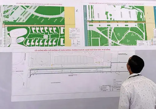 Người dân theo dõi quy hoạch lối xuống biển đang được Đà Nẵng công bố. Ảnh: A.H