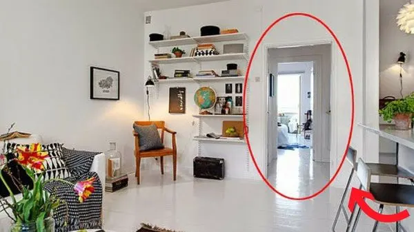 Cửa chính và cửa hậu thông nhau là một trong những sai lầm trong phong thủy phòng khách