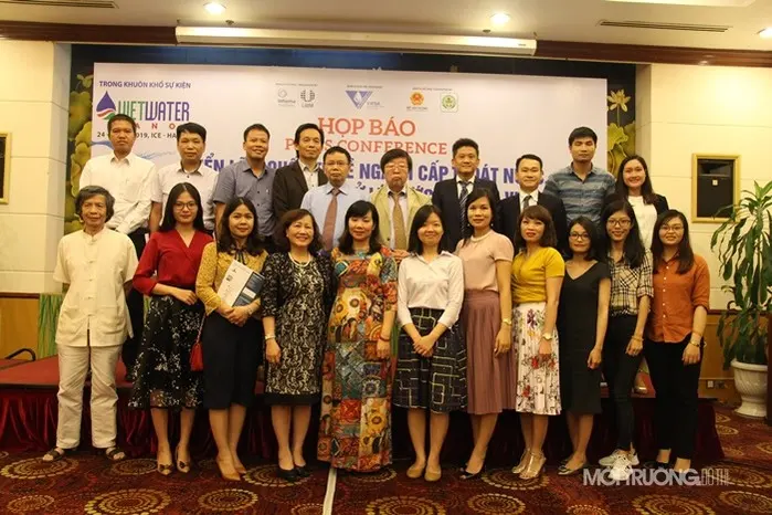 Ban tổ chức chụp ảnh lưu niệm với một số phóng viên