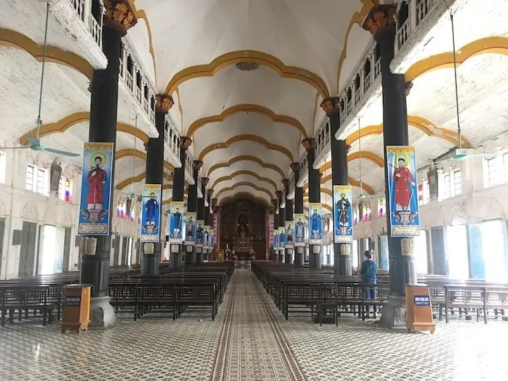 Bên trong nhà thờ Bùi Chu