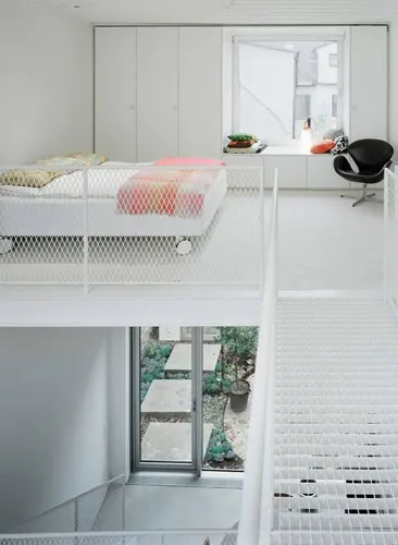 Ưu điểm của lan can thép lưới là giúp mở sáng tối đa, ngăn cách không gian mà không làm mất tầm nhìn, đồng thời đảm bảo được sự an toàn và chắc chắn. Ảnh: Happynest.