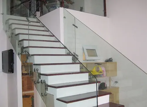 Ngày nay, lan can kính cường lực đang dần trở thành xu thế trong kiến trúc hiện đại. Ảnh: Licoglass.