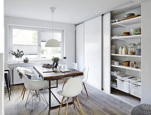 Những giá để đồ, kệ để đồ cồng kềnh phía trên và dưới bếp có thể được thay thế bằng tủ để đồ âm tường với hệ thống thanh để đồ khoa học. Những món đồ như bát đĩa, gia vị và khăn lau nhà bếp sẽ không còn nằm bừa bãi trên bàn bếp hay khu vực nấu nướng nữa. Chúng sẽ được đặt gọn gàng ở trong tủ. Chỉ với chiếc tủ âm tường có thể kéo đẩy nhẹ nhàng, toàn bộ sự lộn xộn của bạn sẽ được giải quyết. Chiếc tủ bếp âm tường này chính là cách tốt nhất để giúp phòng bếp nhà bạn luôn gọn gàng và sạch sẽ.