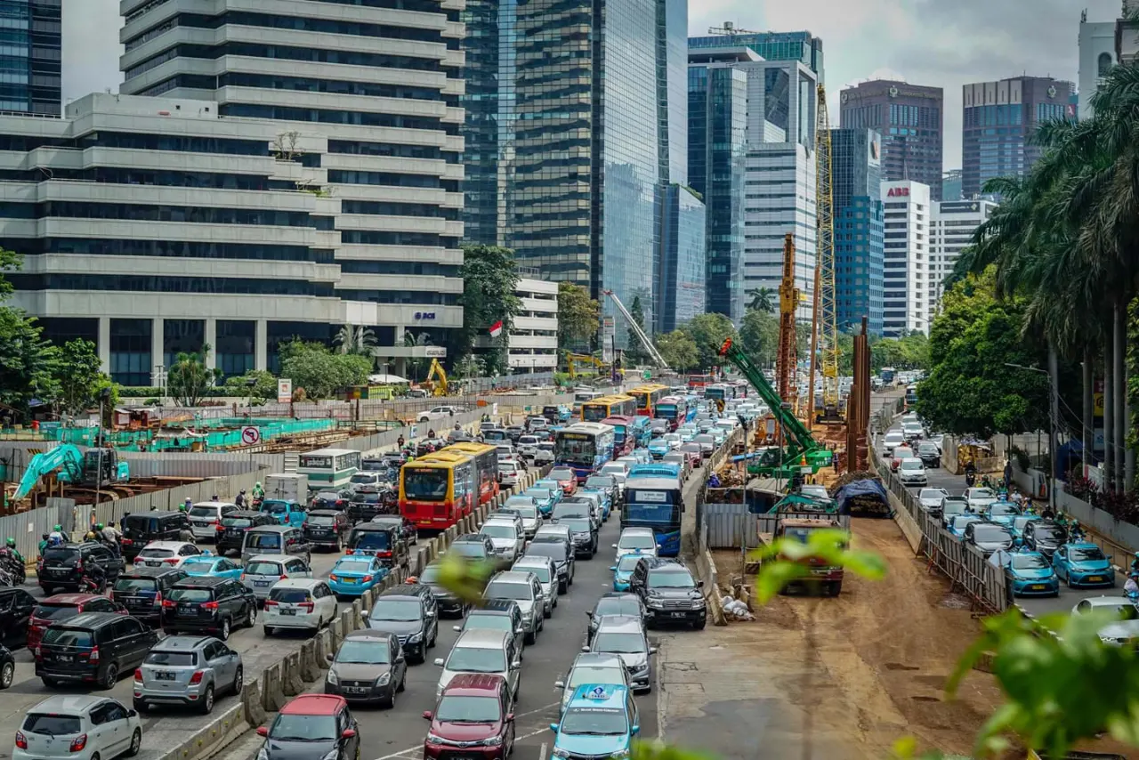 Giao thông ở Jakarta luôn ở trong tình trạng ùn tắc trong khi tỉ lệ phương tiện sở hữu cá nhân nhân ngày càng tăng cao. Ảnh: Lauren Kana Chan
