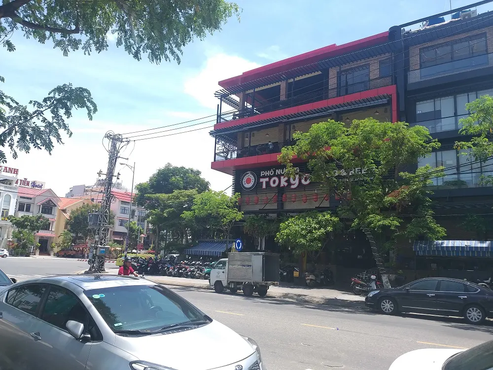 Nhà hàng nổi tiếng với món nướng Tokyo ở đường Phạm Văn Đồng sai phạm về xây dựng. Ảnh: Đình Thiên