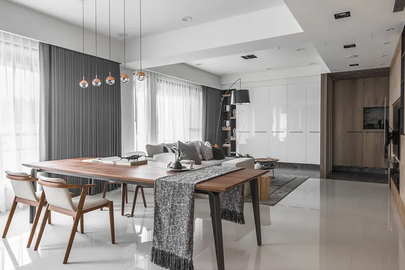 Một phần căn hộ được bảo vệ bằng kính cho phép ánh sáng xuyên qua vào buổi sáng và chiều tối.