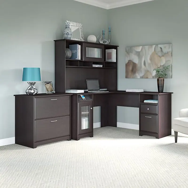 Bàn làm việc hình chữ L màu nâu, bên trên là giá để sách được đặt trong không gian sáng sủa sẽ nổi bật hơn cho căn phòng