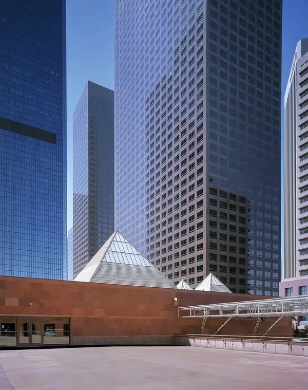arata-isozaki-kien-truc-su-truong-cua-vien-kim-cuong-giua-nga-ba-song-sai-gon-11 (Copy)