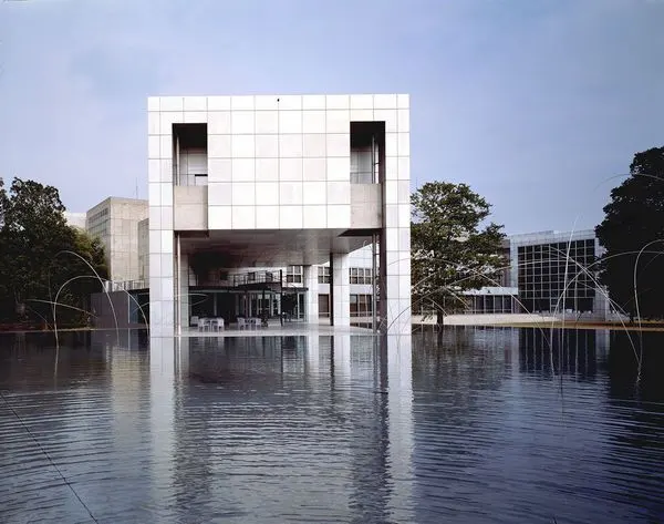arata-isozaki-kien-truc-su-truong-cua-vien-kim-cuong-giua-nga-ba-song-sai-gon-12 (Copy)