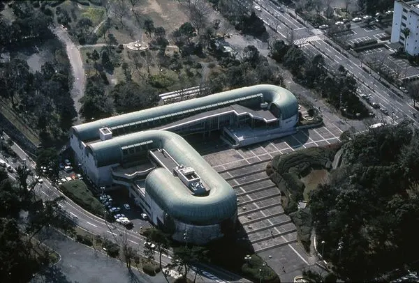 arata-isozaki-kien-truc-su-truong-cua-vien-kim-cuong-giua-nga-ba-song-sai-gon-13 (Copy)
