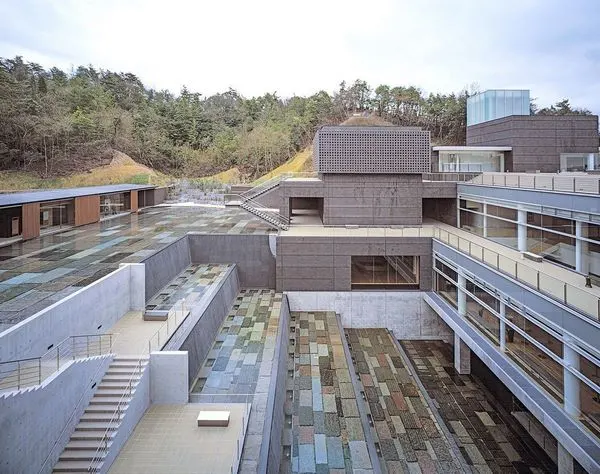 arata-isozaki-kien-truc-su-truong-cua-vien-kim-cuong-giua-nga-ba-song-sai-gon-7 (Copy)