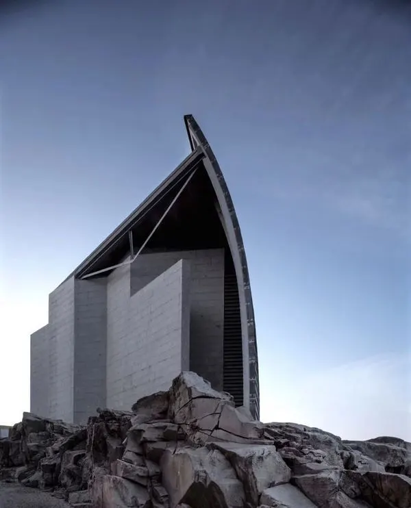 arata-isozaki-kien-truc-su-truong-cua-vien-kim-cuong-giua-nga-ba-song-sai-gon-9 (Copy)