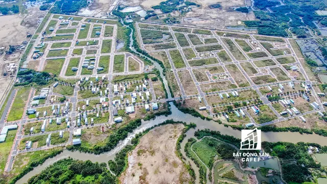 Hạ tầng giao thông phát triển, kéo theo hàng loạt dự án đất nền vùng ven bùng nổ. Ông Lê Hoàng Châu cho rằng, do quỹ đất tại khu Nam không cao, giá lại đắt nên việc nhà đầu tư dịch chuyển đến vùng giáp ranh là đương nhiên. Từ đó, sẽ giúp hình thành nên một số khu đô thị vệ tinh mở rộng trong tương lai không xa.