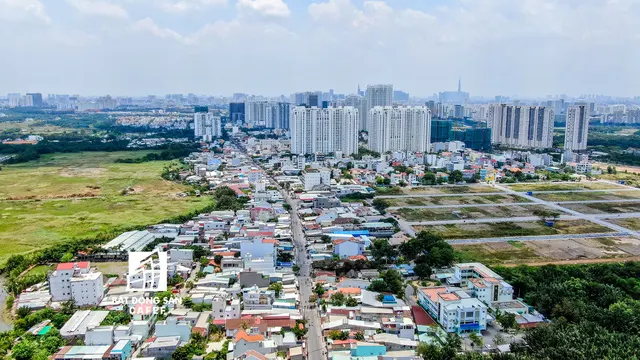Một trong những lợi thế lớn của Long An là vị trí cửa ngõ TP.HCM, nối liền với vùng ĐBSCL. Đây cũng là 1 trong 7 địa phương nằm trong quy hoạch vùng TP.HCM, có hệ thống giao thông thuận tiện. Do vậy, TPHCM đang đẩy mạnh kế hoạch quy hoạch vùng đô thị mờ rộng về hướng Nam, kết nối với Long An.