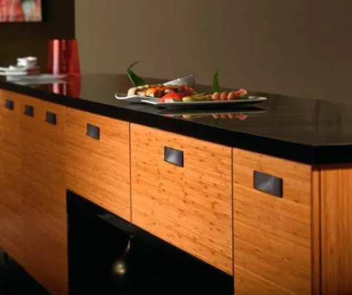 Kệ bếp sử dụng tre ván ép với mức độ yên tâm cao bởi vật liệu này chống cháy tốt