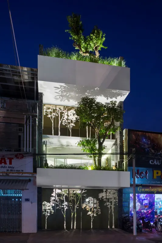 Công trình 204 House do MW archstudio thiết kế, được xây dựng tại Nha Trang (Khánh Hòa). Bằng giải pháp lùi mặt đứng vào trong để tạo khoảng đệm cho ngôi nhà, bố trí các không gian cây xanh tại vị trí này, ngôi nhà đã nhường lại khoảng lùi, tăng cường cho đô thị mảng xanh.