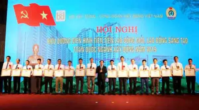 Thứ trưởng Nguyễn Văn Sinh trao Bằng khen của Bộ trưởng Bộ Xây dựng cho các cá nhân điển hình tiên tiến