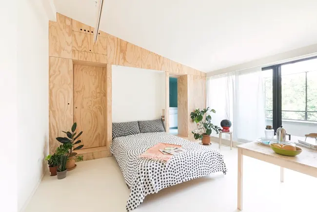 Giường ngủ được giấu áp vào tường sẽ được kéo xuống khi ngủ rất gọn gàng cho căn hộ