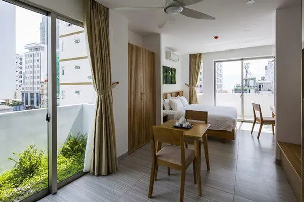 Trước mỗi phòng đều có ban công với cây xanh phủ kín