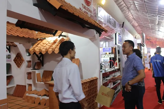 Khách tham quan các gian hàng tại triển lãm