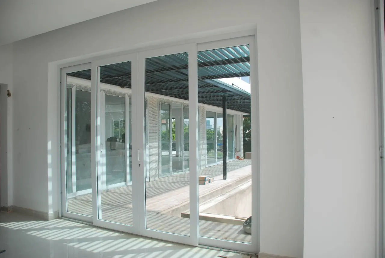 Cửa kính trượt giúp mang ánh sáng tự nhiên đến không gian nhà