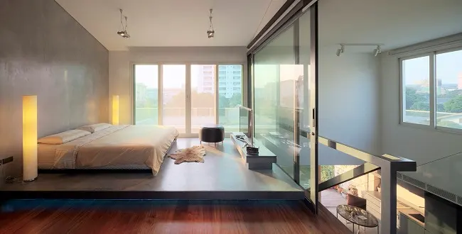 Phòng ngủ đơn giản, hiện đại với cửa kính lớn giúp tận dụng tối đa ánh sáng tự nhiên.