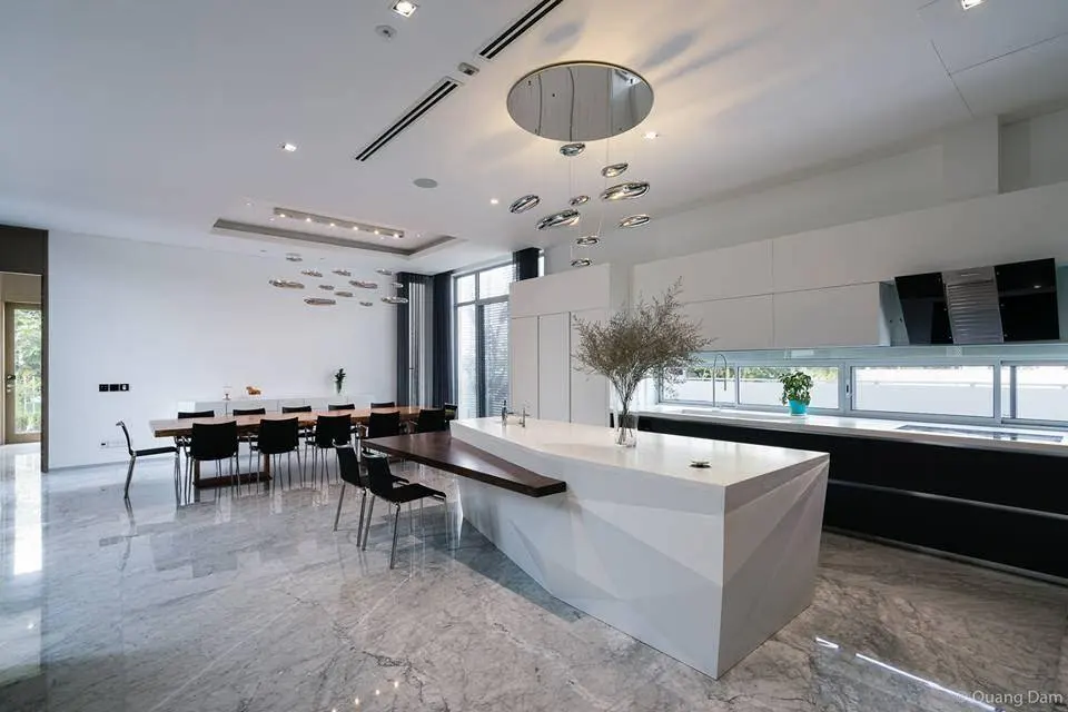 Không gian bếp gọn gàng tuyệt đối với những dụng cụ nhà bếp được xếp gọn trong tủ