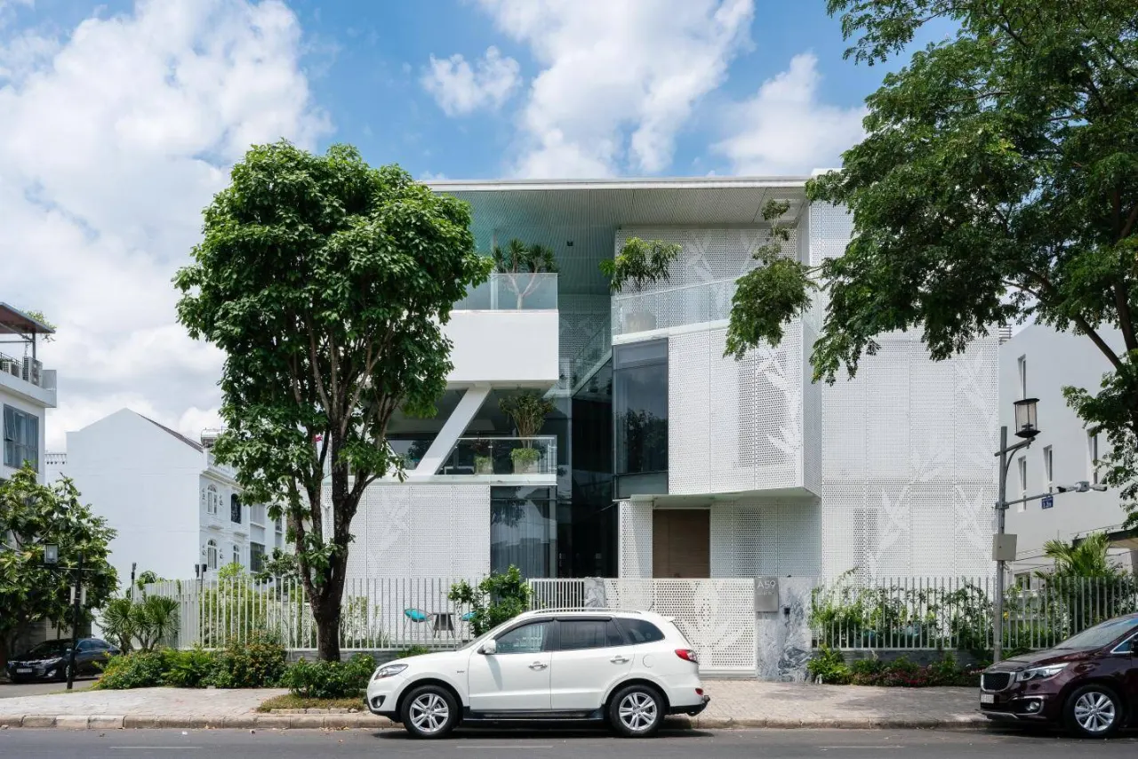 Mọi chi tiết ngoại thất đều được thiết kế sao cho gọn gàng, góc cạnh một cách cá tính, nhưng cũng thật nhẹ nhàng với tông màu trắng duy nhất