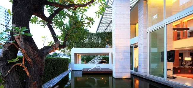 Một ao cá nhỏ cũng được thiết kế phía trước căn biệt thự.