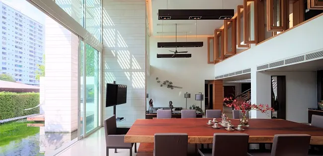 Đối với khu vực sinh hoạt của bố mẹ, kiến trúc sư kết hợp phòng khách và phòng ăn với nhau, biến nơi này trở thành một nơi gặp gỡ, tụ họp gia đình.
