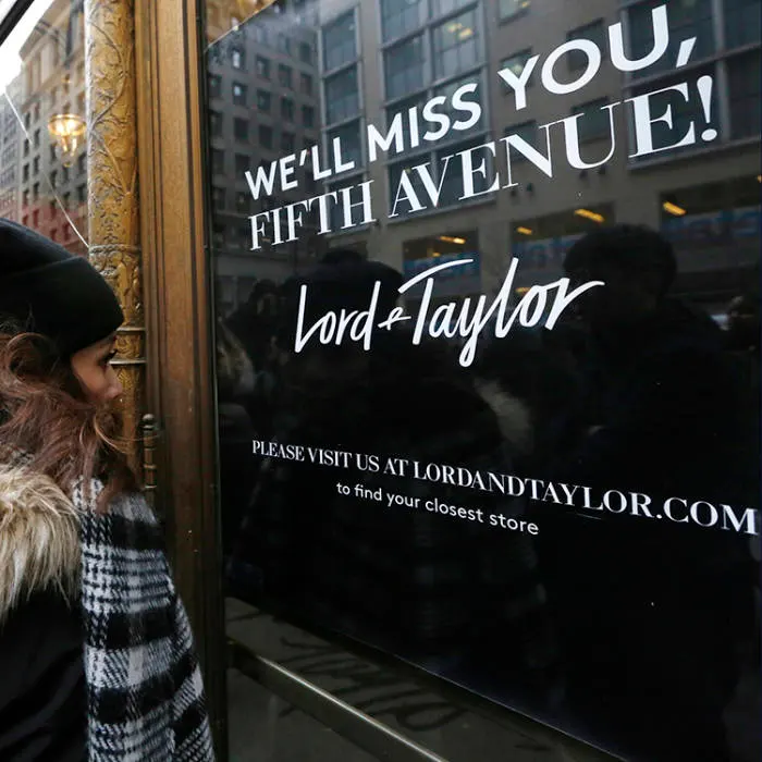Lord & Taylor thông báo đóng cửa hàng tại Đại lộ số 5 năm 2017. Ảnh: AP