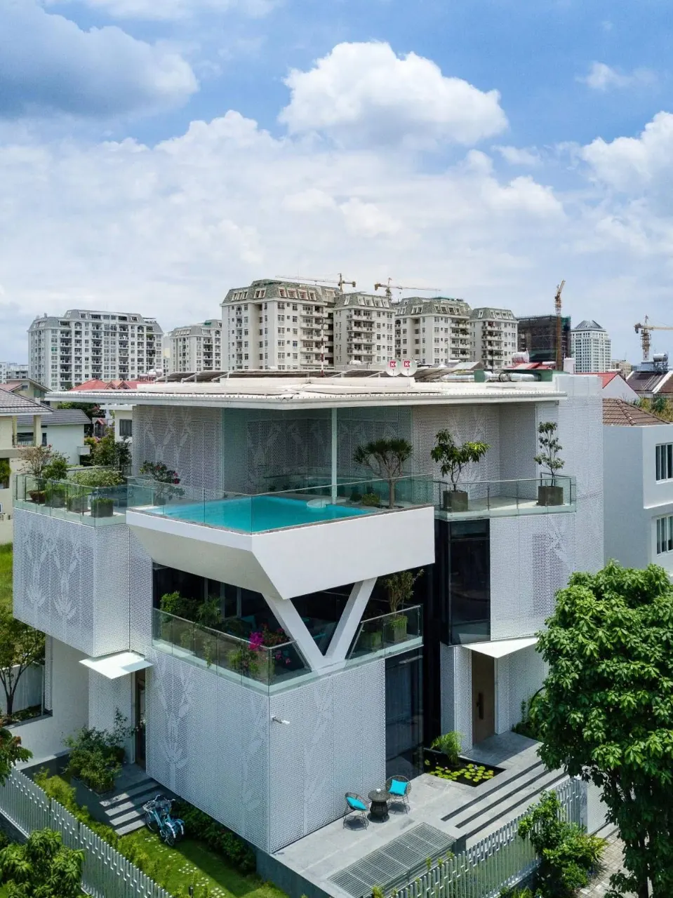 Villa Nam Đỗ mang nét đẹp nổi bật giữa những khối nhà san sát xung quanh