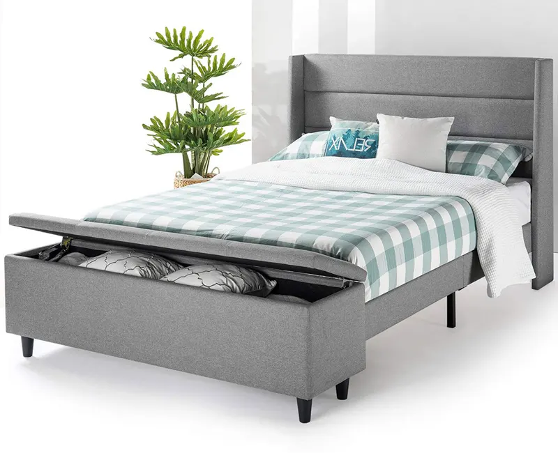 Thay vì đặt ngăn kéo bên dưới hộc giường, thêm một chiếc ghế cuối giường có hộp lưu trữ cũng giúp phòng ngủ thêm gọn gàng