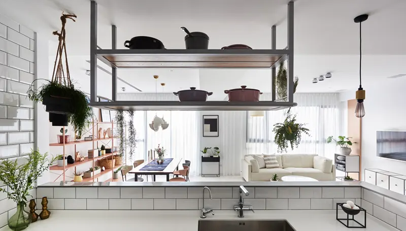 Được “tắm” theo phong cách Scandinavian từ đầu đến chân, nhà bếp đủ rộng rãi để chào đón mọi người