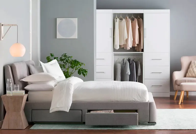 Hộc nhỏ bên dưới giường, giúp bạn sắp xếp chăn, gối, đệm thật gọn gàng