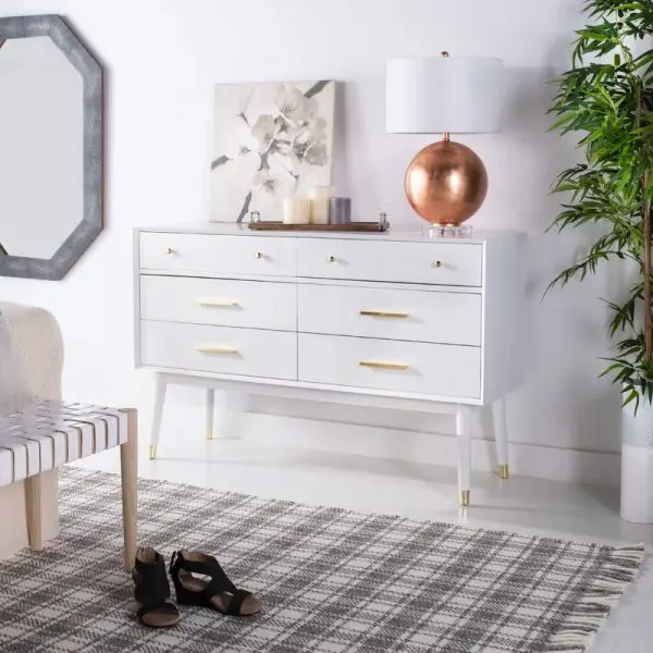 Tủ sơn trắng kết hợp tay nắm và chân tủ mạ vàng mang đến sự sang trọng cho căn phòng