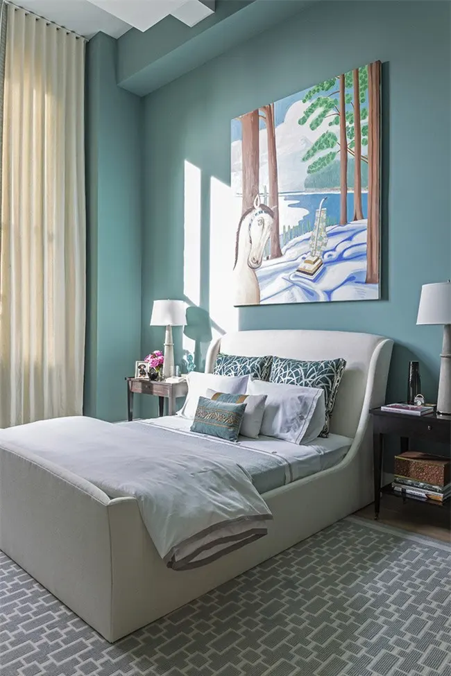 Một bức tranh treo tường cỡ lớn như thế này cũng đủ hiểu quả tạo ấn tượng khó rời mắt cho khu vực đầu giường