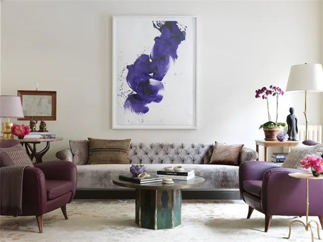 Việc lựa chọn những bức tranh có kích thước to đôi khi không căn cứ vào diện tích bức tường mà là với những món đồ nội thất của căn phòng