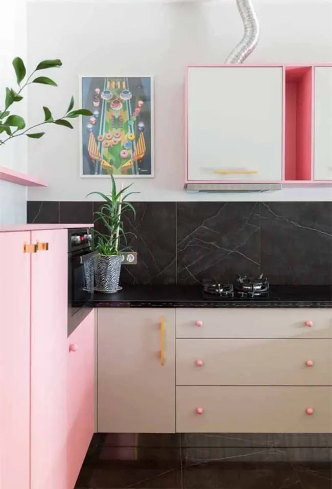 Một căn phòng tươi sáng, nổi bật và không kém phần nữ tính được thiết kế chỉ với gam màu hồng tươi bắt mắt