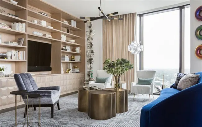 Những món đồ phụ kiện trang trí phòng khách bạn có thể cần có như đèn trang trí, thảm trải sàn, tranh treo tường.