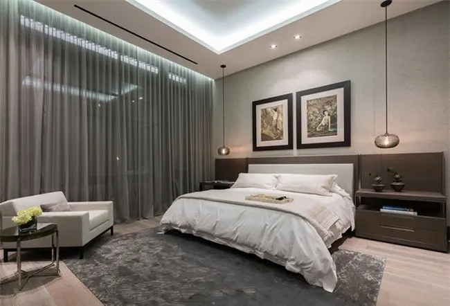 Vì đã quen thuộc với hình ảnh đèn để bàn bên trong phòng ngủ nên khi sử dụng đèn thả bạn sẽ có cảm giác khá mới mẻ, thích thú