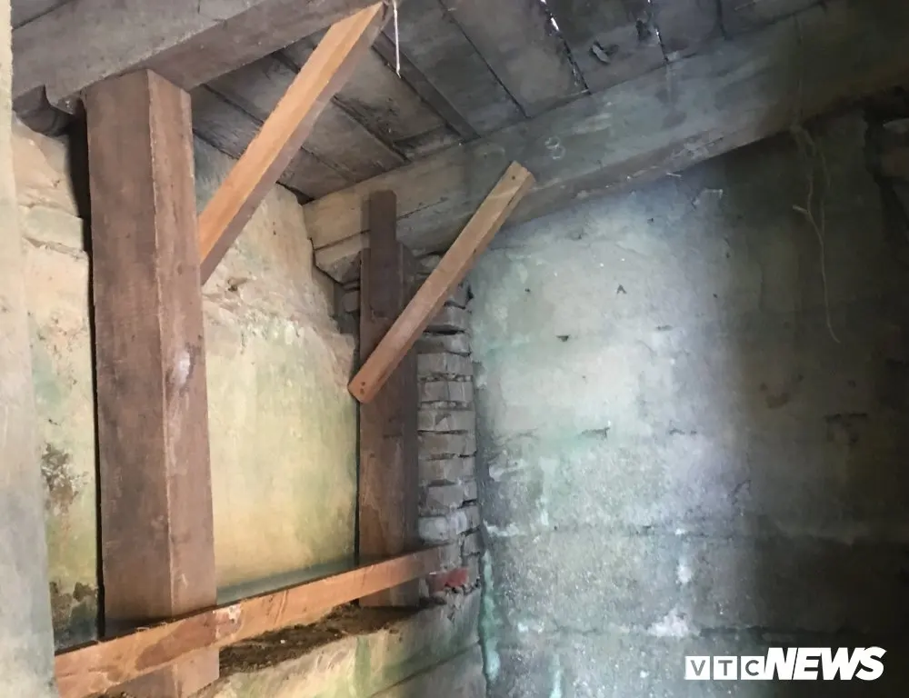 Việc gia cố tạm được thực hiện tại các vị trí dưới đáy thân Chùa Cầu