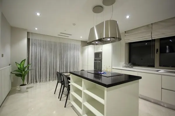 Gạch porcelain là một loại gạch phổ biến cho nhà bếp