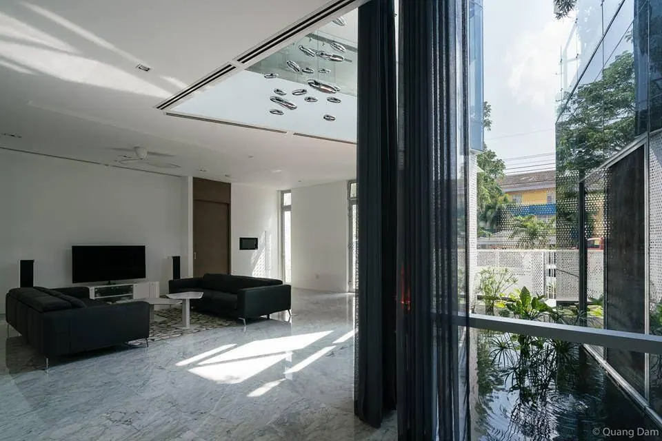 Từ đây có thể nhìn thấy hồ nước nhỏ ở khoảng giữa 2 không gian nội – ngoại thất, và cũng giữa hai khối Villa Nam Đỗ