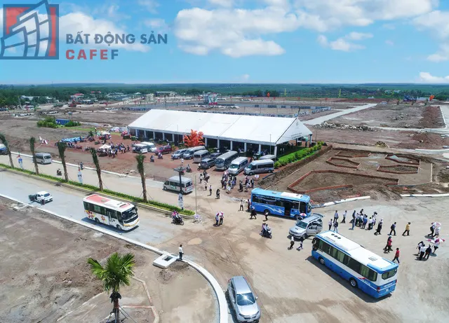 Theo các chuyên gia, BĐS liền thổ vẫn được giới đầu tư ưa chuộng và trở thành “thói quen” đầu tư lâu đời của đa số người Việt hiện nay. Đây chính là lợi thế cho các doanh nghiệp Tp.HCM có cơ hội tấn công thị trường tỉnh